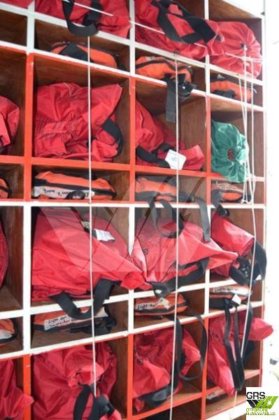 販売用の54m調査船