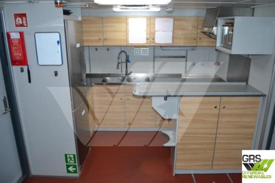 販売用の54m調査船