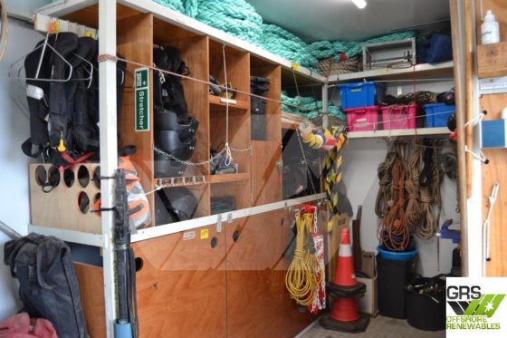 販売用の54m調査船