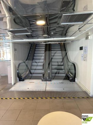 163米 1300名乘客