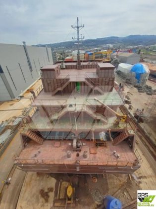 出售80米客滚船