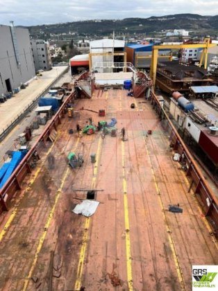 出售80米客滚船