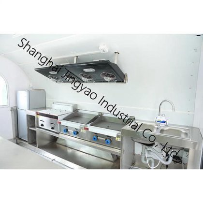 洗面所と二段ベッドを備えたミニキャラバン