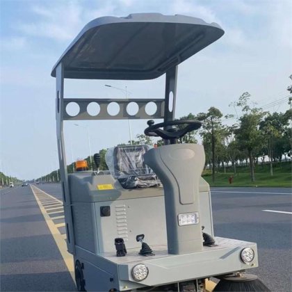 新开发的骑乘式道路街道地面清洁扫地机