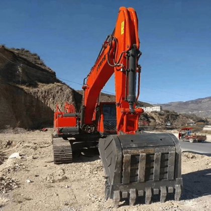 20 吨履带式挖掘机 LT225C 中国铲斗挖掘机价格