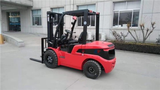 物料搬运 3 吨 5 吨实心轮胎叉车柴油发动机价格