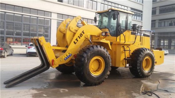 大型大理石和花岗岩石块搬运车排列 叉车 轮式装载机