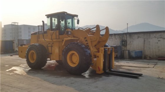 大型大理石和花岗岩石块搬运车排列 叉车 轮式装载机