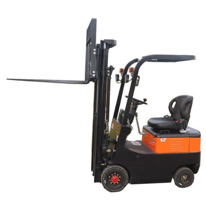 起重能力为 1200 公斤的电动叉车，配有强劲的电动机