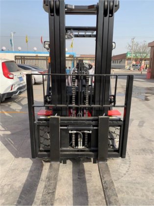 装有国产发动机和货叉定位器的 4 吨柴油叉车