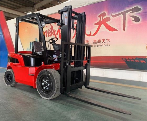 装有国产发动机和货叉定位器的 4 吨柴油叉车