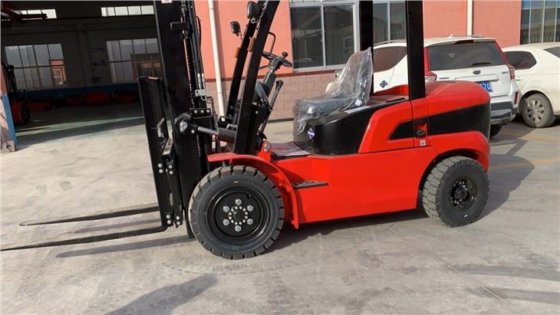 装有国产发动机和货叉定位器的 4 吨柴油叉车