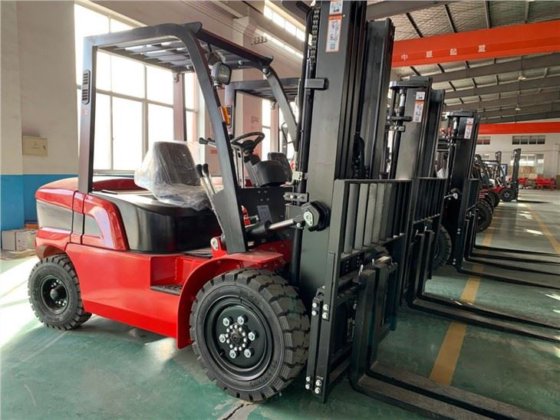 柴油叉车 4 吨日本发动机实心轮胎叉车