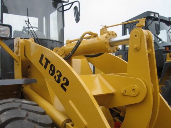 轮式装载机 LT932，配备全欧洲液压系统、快速铰接装置、操纵杆、电动变速箱