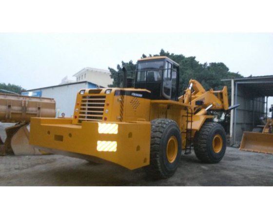 用于搬运块状材料的 28 吨叉车轮式装载机