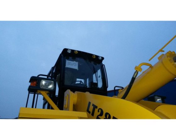 用于搬运块状材料的 28 吨叉车轮式装载机