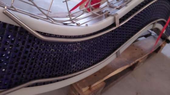 Curved conveyor with motor