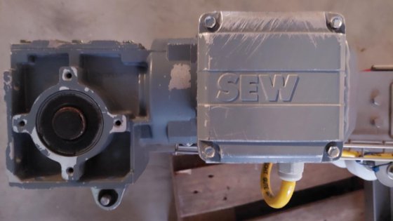 Curved conveyor with motor