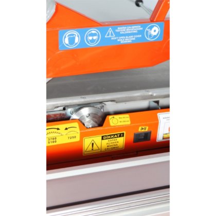 Machine à scier sur table