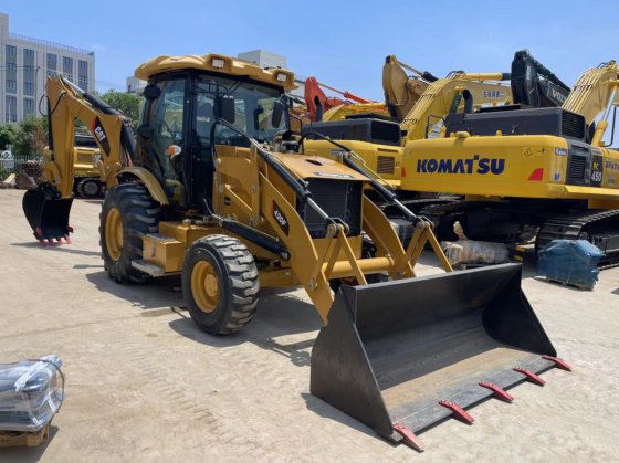 新型 Cat 420F 挖掘装载机