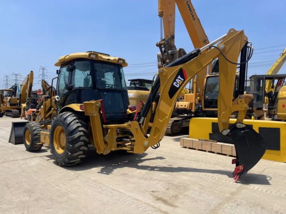 新型 Cat 420F 挖掘装载机