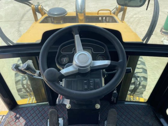 新型 Cat 420F 挖掘装载机