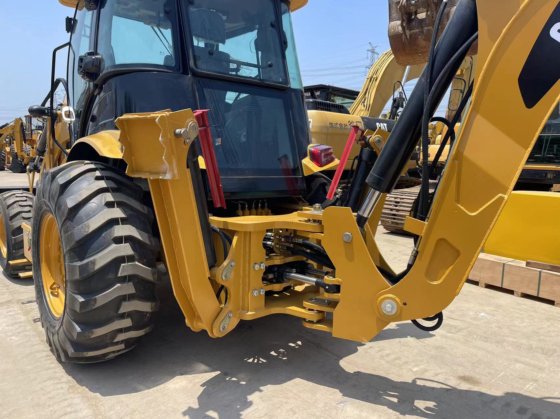 新型 Cat 420F 挖掘装载机