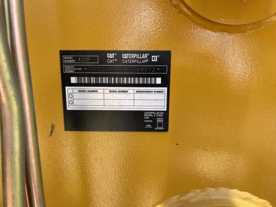 新型 Cat 420F 挖掘装载机