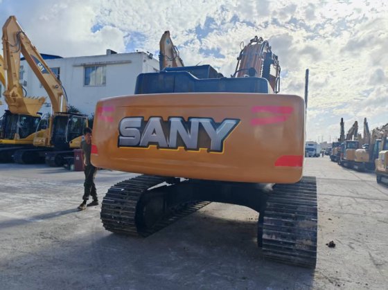 三一215C挖掘机二手20吨履带式挖掘机出售