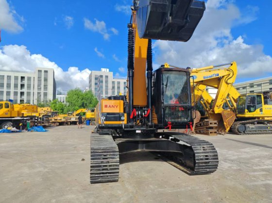 三一215C挖掘机二手20吨履带式挖掘机出售