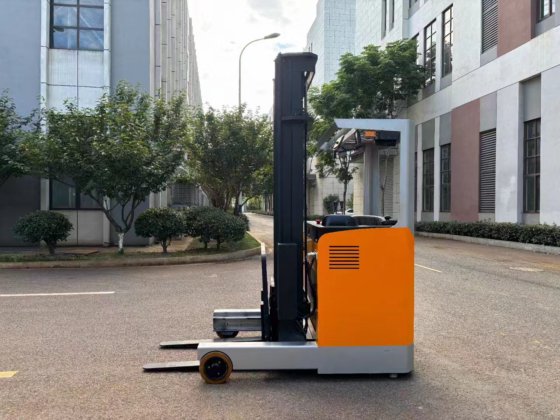 电动前移式叉车