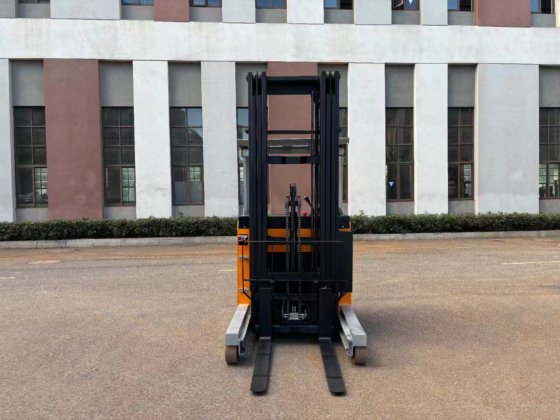 电动前移式叉车