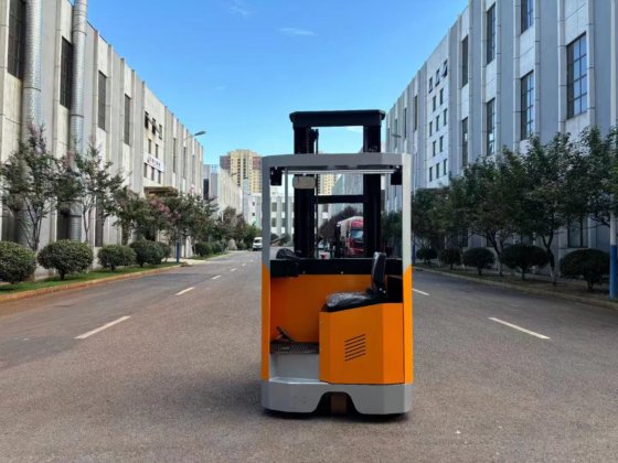 电动前移式叉车