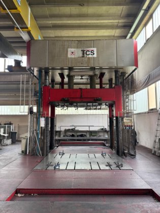 TCS 300吨模具测试