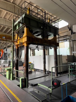 TCS 200トン金型試験