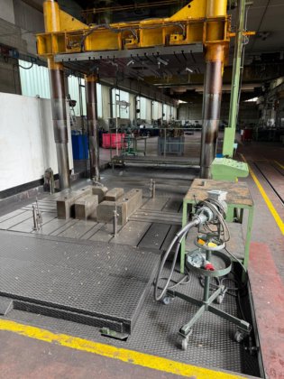 TCS 200トン金型試験