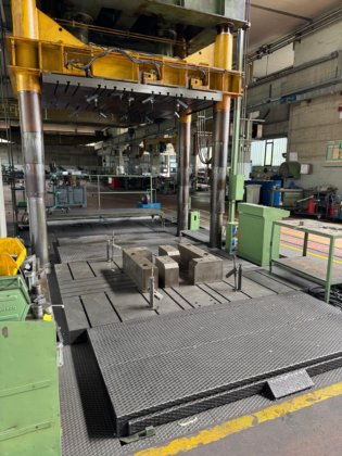 TCS 200トン金型試験