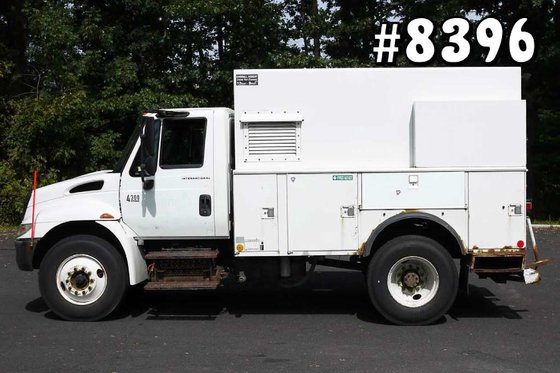 2003 INTERNATIONAL 4300: 11' ENCLOSED