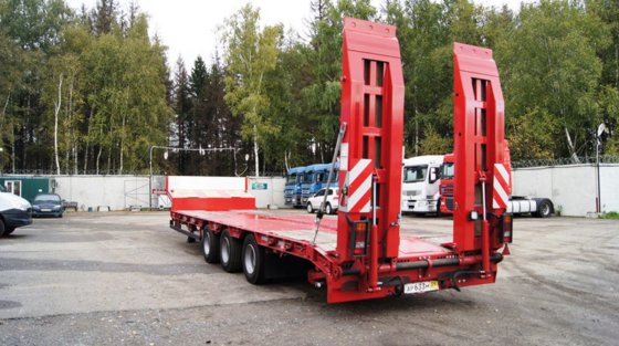GRUNWALD Triaxial low bed semitrailer