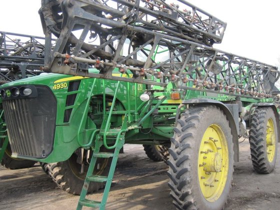 2011 JOHN DEERE 4930 self-propelled