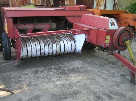 INTERNATIONAL 440 square baler in