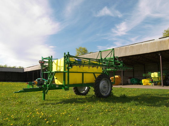 Vektor 2000-18 trailed sprayer in