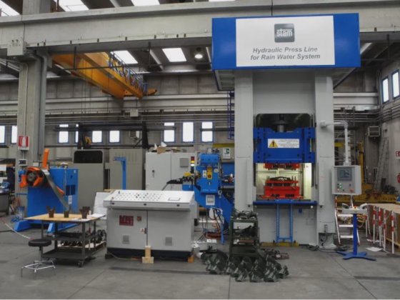 用于雨水系统组件的机器