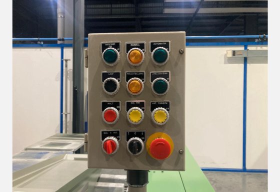 改訂および再塗装されたバーローダー IEMCA PRA 40/33 P