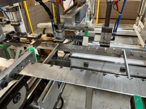 STEMAS - S519-14自動穴あけ機