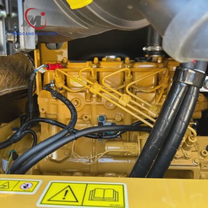 全新卡特彼勒 5 吨 305.5 挖掘机，日本制造，价格优惠