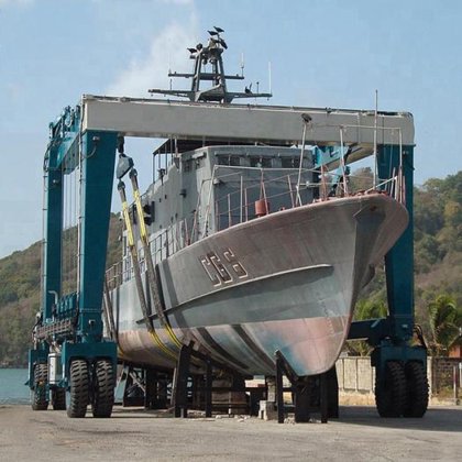 Hydraulic Boat Travel Lift Dock Yacht Crane Boat Handling Crane marine ...