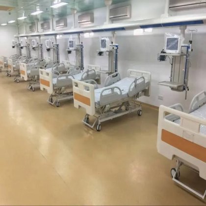 良質の 3 つの機能の医学のベッドの電気忍耐強い病院用ベッド