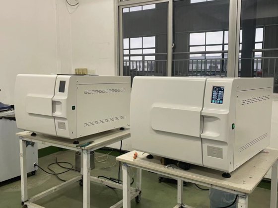 医学の殺菌の病院医院のテーブルの上のオートクレーブ圧力携帯用蒸気の滅菌装置 3 脈拍の真空システム：