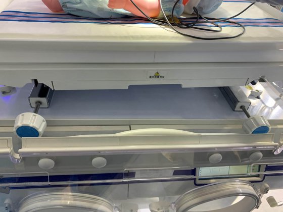 LCD の移動可能なヘルスケアの幼児定温器の放射のウォーマーの医学の黄疸のモニター、ICU の赤ん坊の新生児装置新生児光線療法